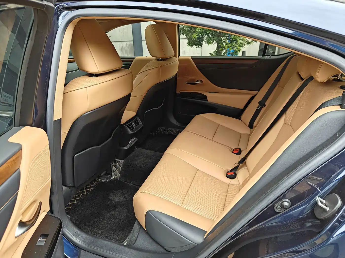 Photo 8 - Lexus ES