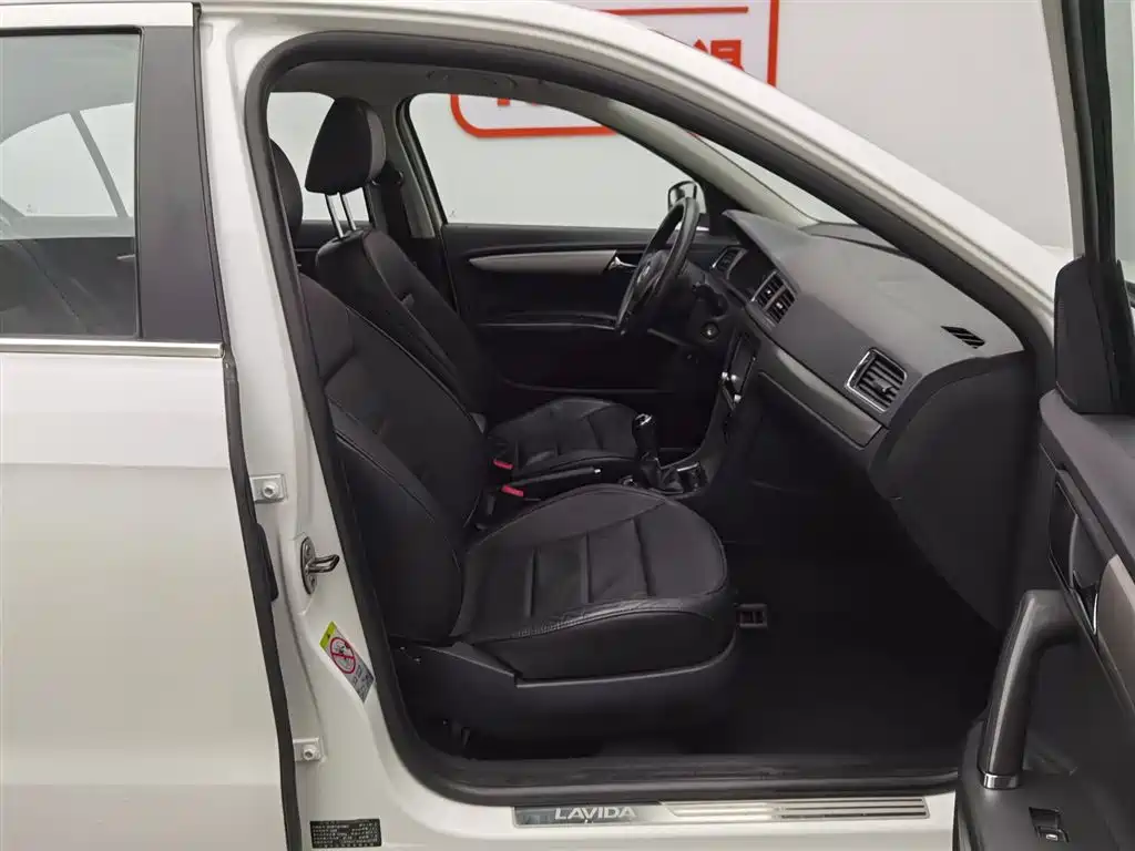 Volkswagen Lavida 2013 Facelift Classic 1.6L Manual Comfort фото 23