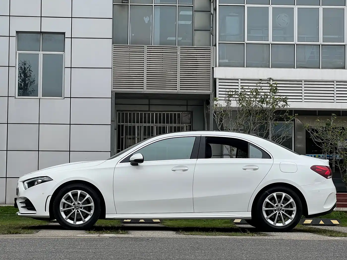 Mercedes-Benz A-Class 2022 A 200 L Sport Sedan Dynamic фото 7