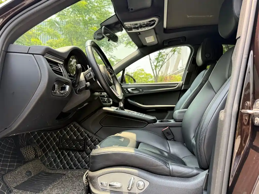 PORSCHE MACAN