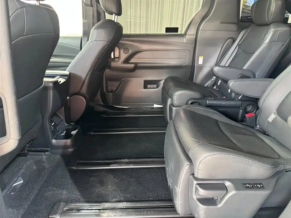 Toyota Sienna 2021 2.5L Hybrid Ultimate Edition фото 19