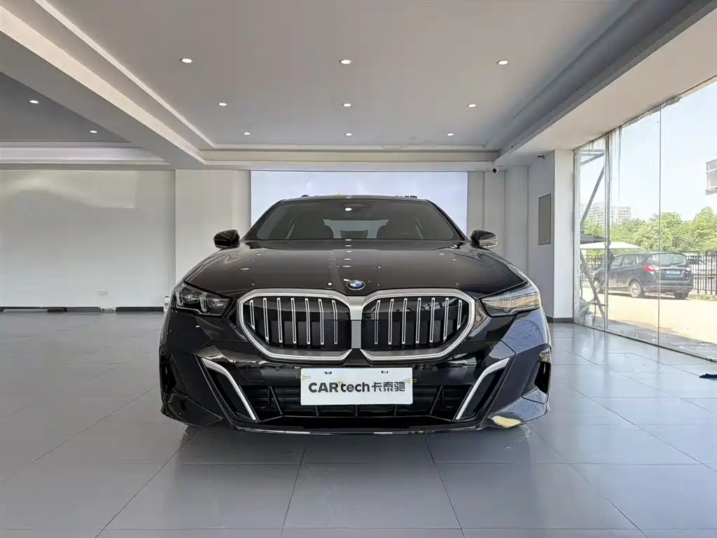BMW 5 Series 2025 530Li Leading M Sport Package фото 3