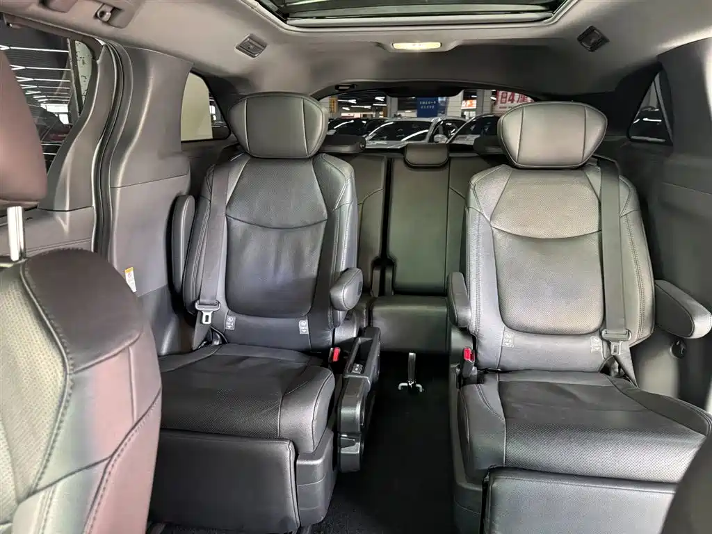 Toyota Sienna 2021 2.5L Hybrid Ultimate Edition фото 16