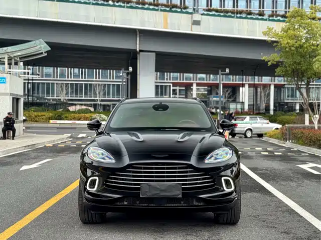 ASTON MARTIN DBX