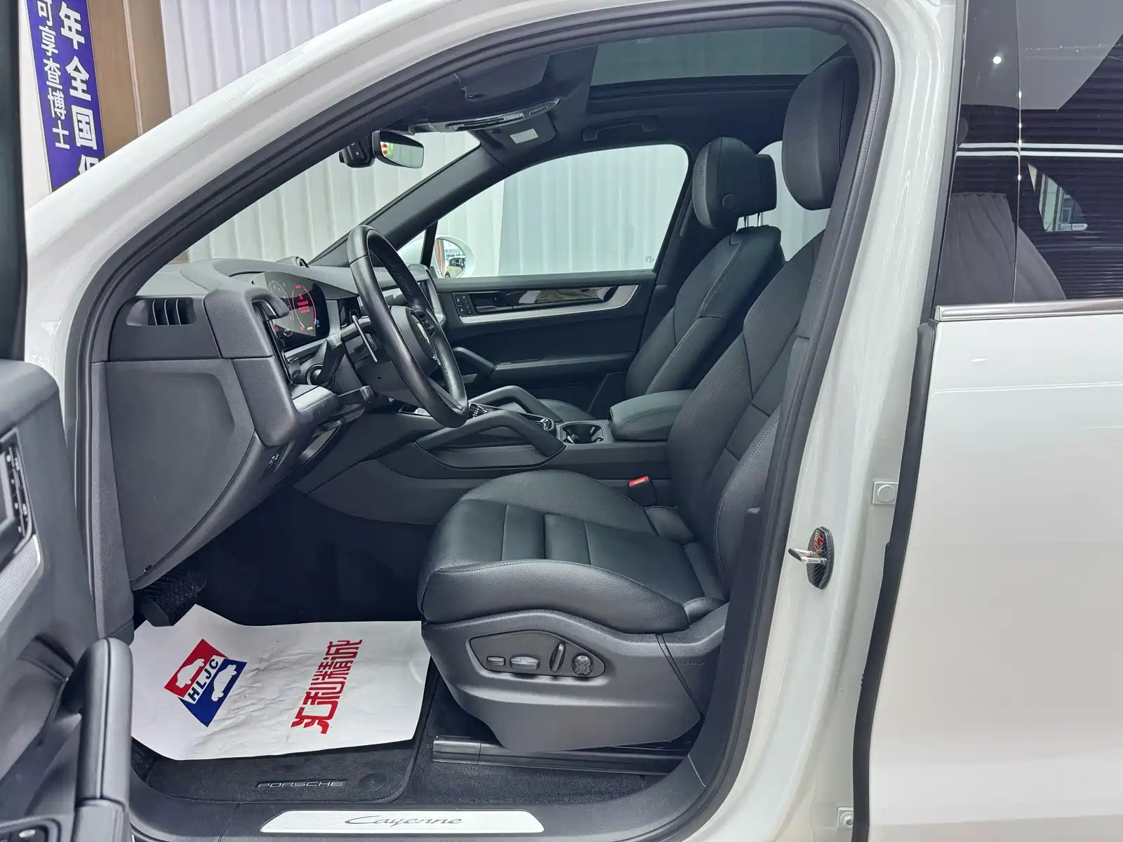 Photo 7 - Porsche Cayenne