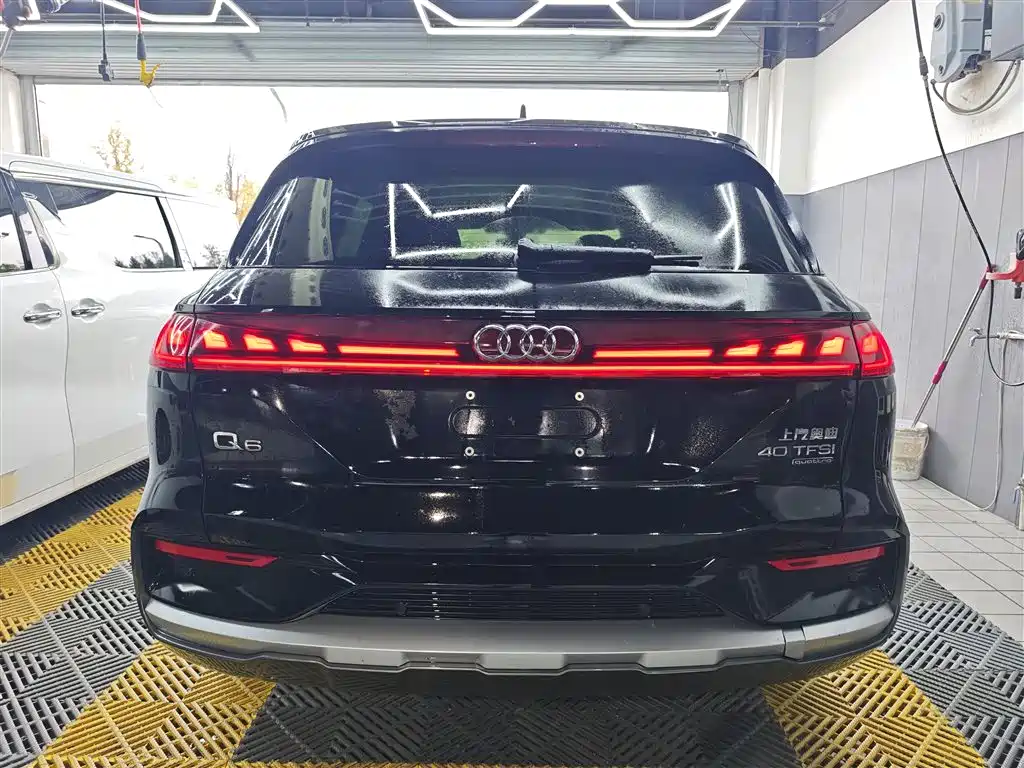 AUDI Q6