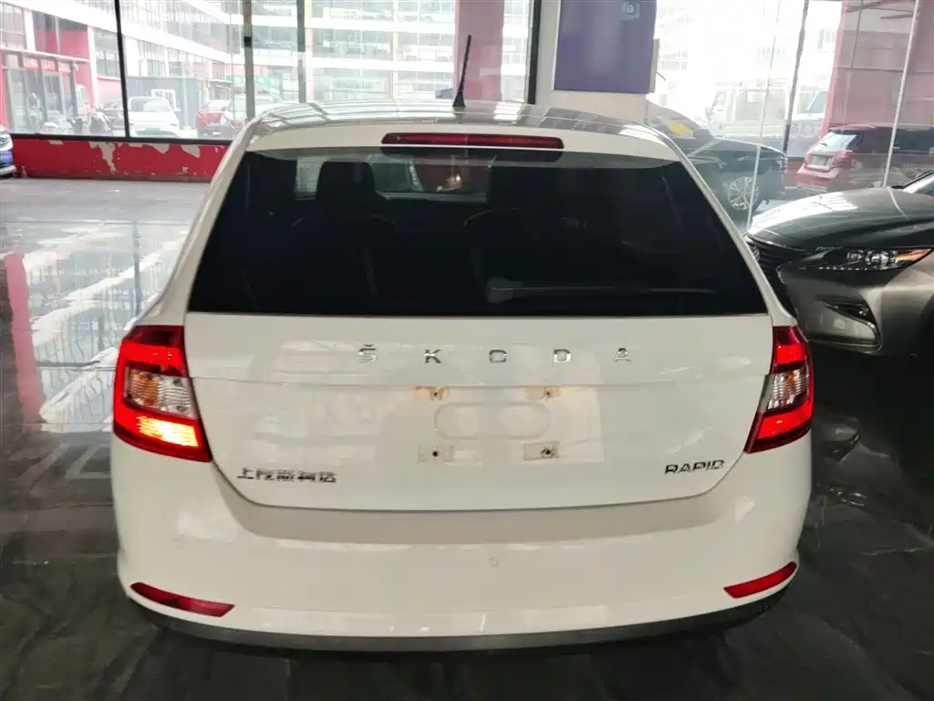 Škoda Skoda Rapid Spaceback 2019 1.5L Automatic Comfort Edition фото 5