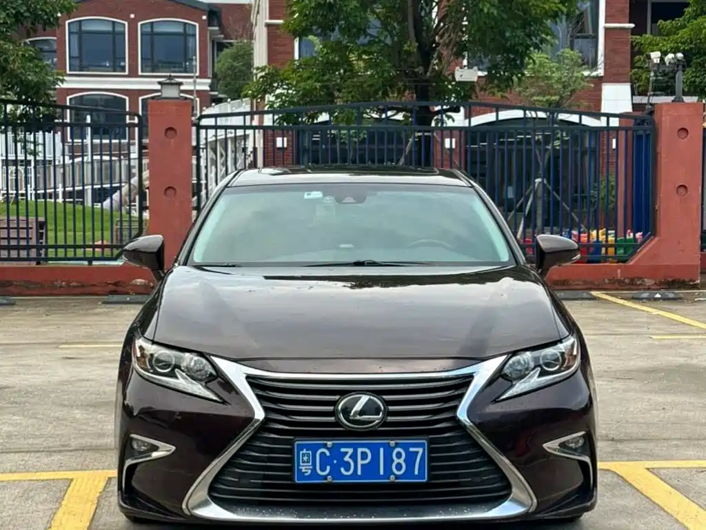 Photo 2 - Lexus ES