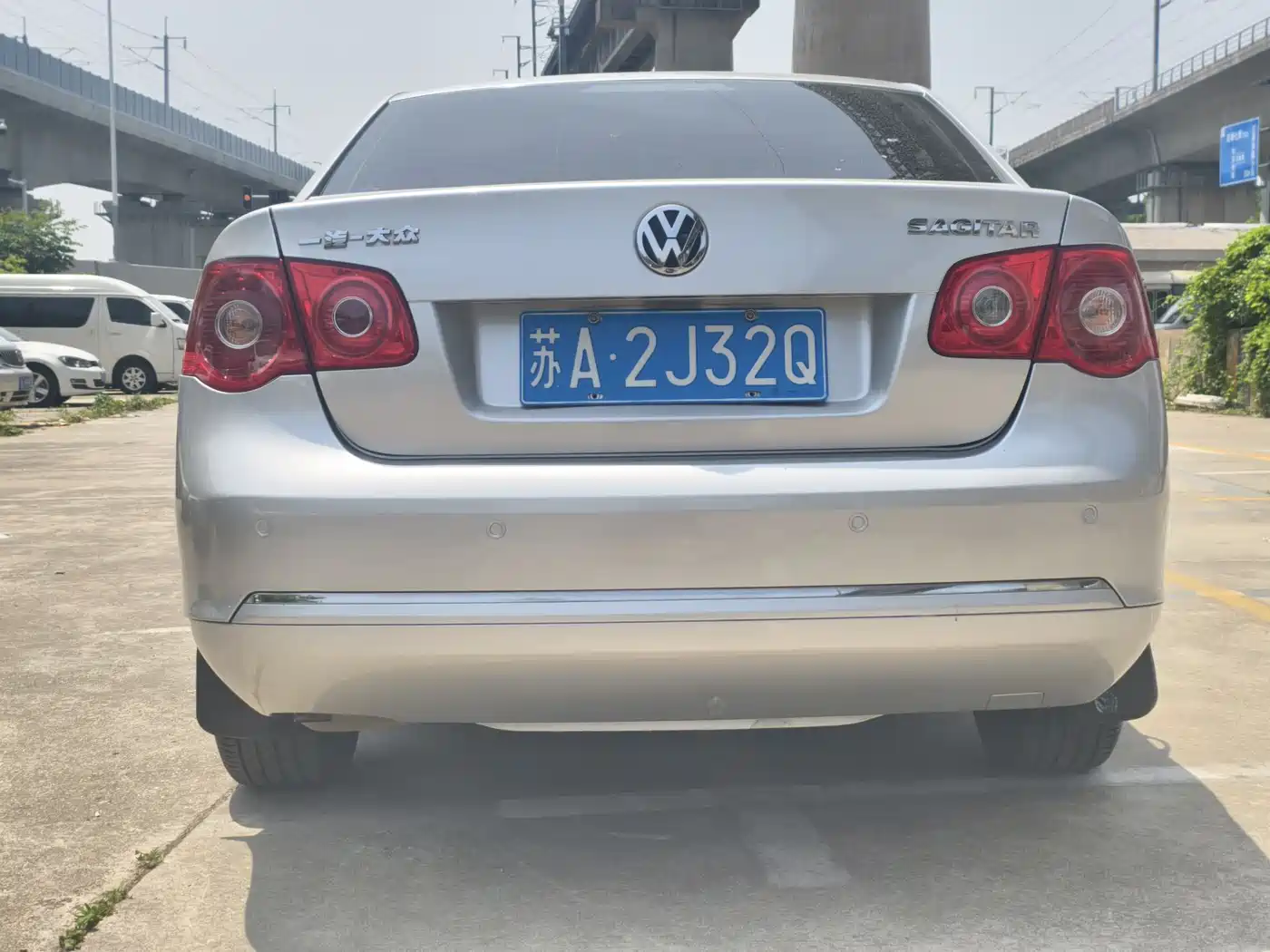Volkswagen Sagitar 2011 1.6L Automatic Fashion фото 3