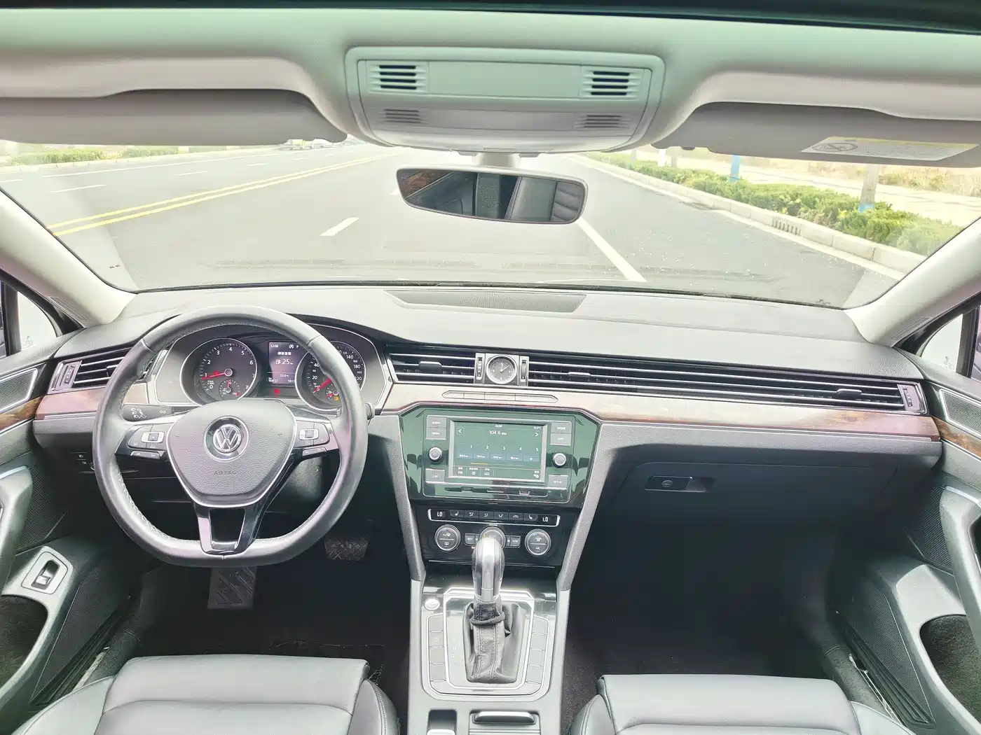 Volkswagen Magotan 2018 330TSI DSG Luxury фото 8