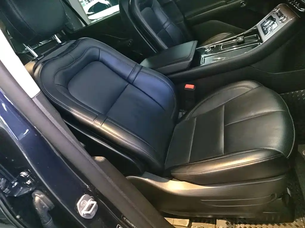 Фото 25 - Lincoln Aviator