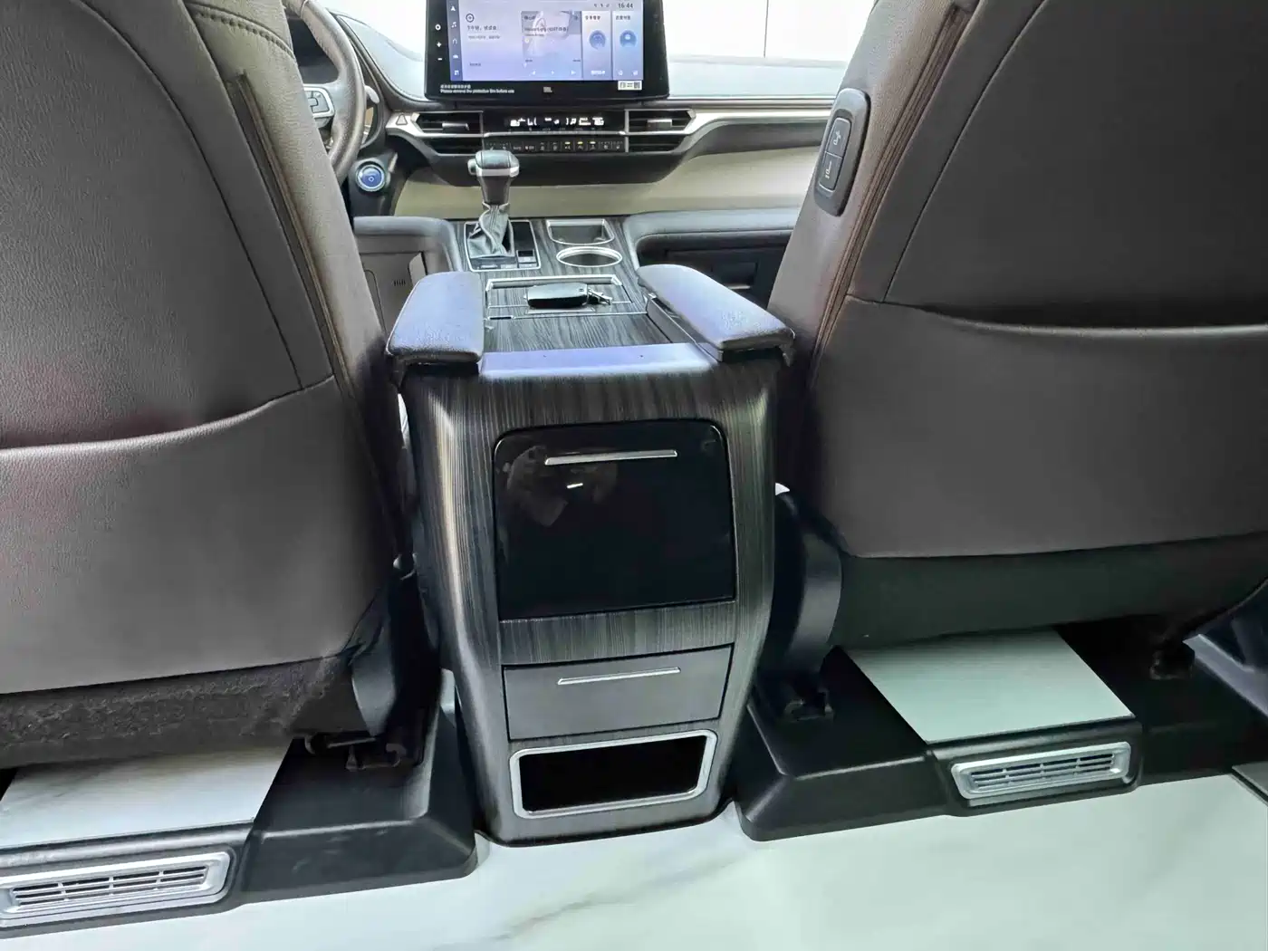 Toyota Granvia 2023 2.5L Hybrid Flagship VIP Edition фото 17