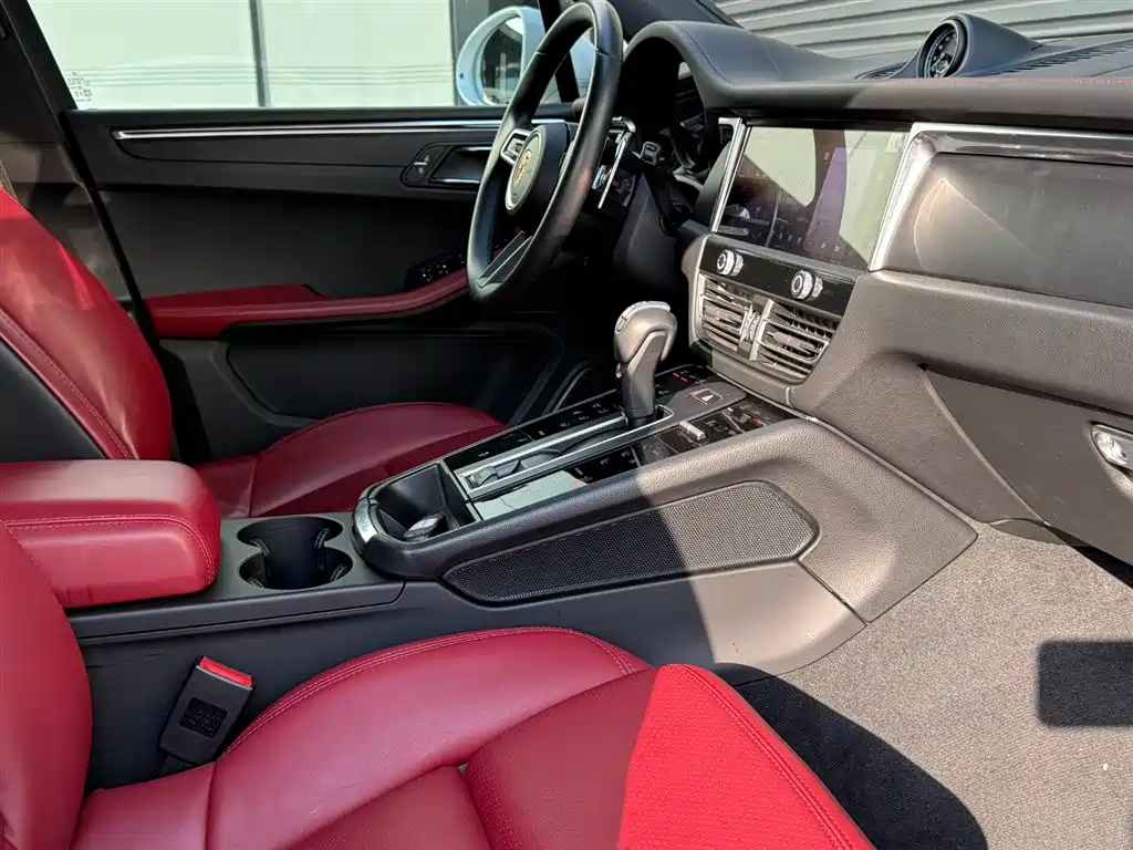 PORSCHE MACAN