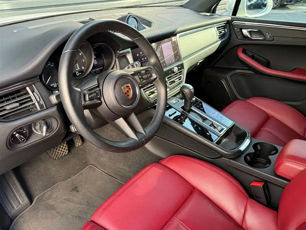 PORSCHE MACAN