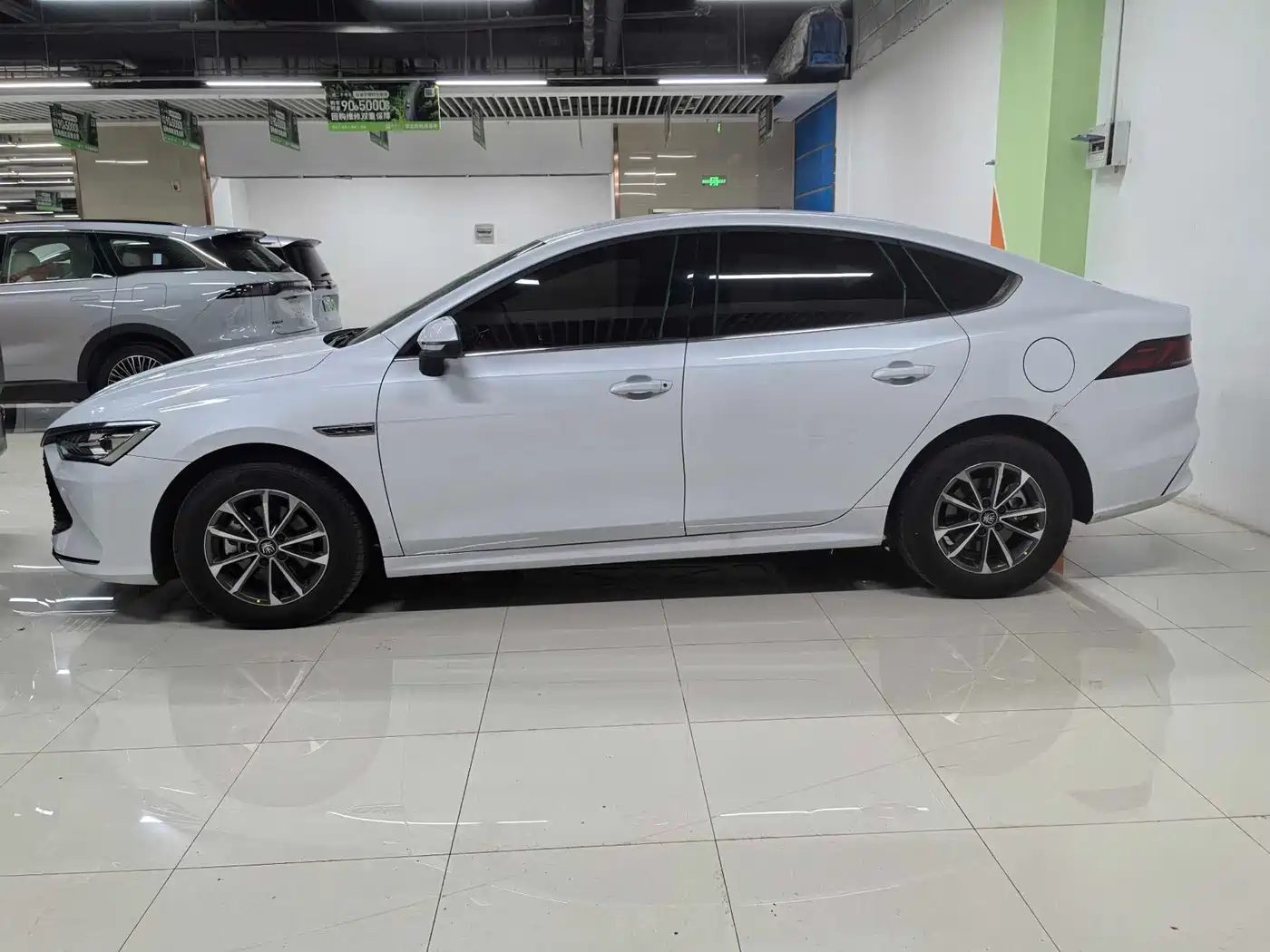 BYD Qin PLUS 2024 Glory Edition DM-i 55KM Leading фото 4