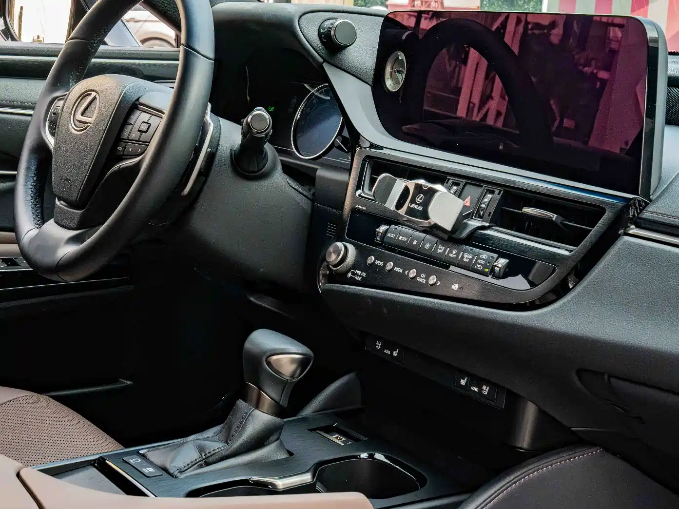 Lexus ES 2022 300h Ultimate Edition фото 18
