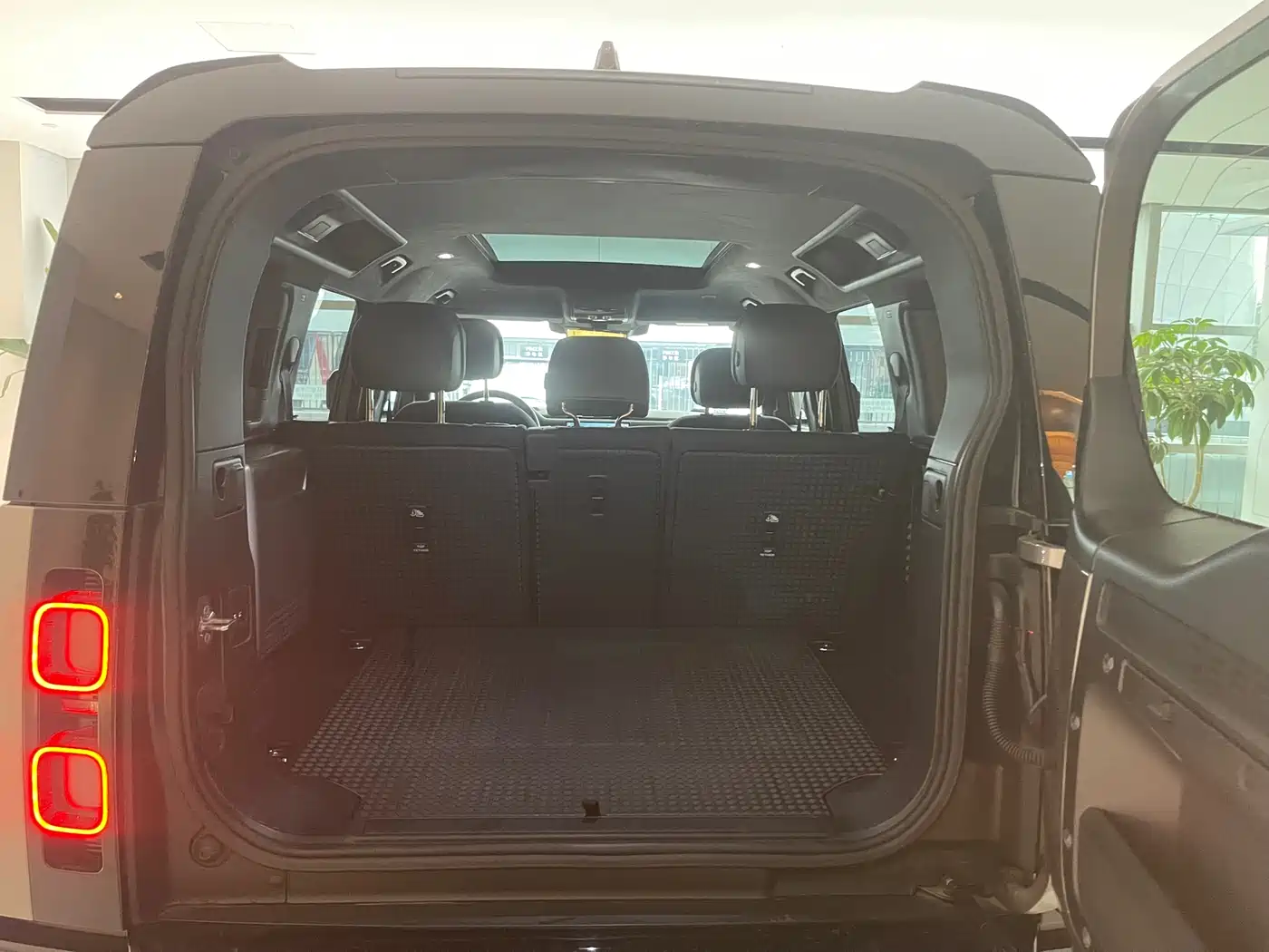 Land Rover Defender 2025 110 3.0T P400 X фото 9