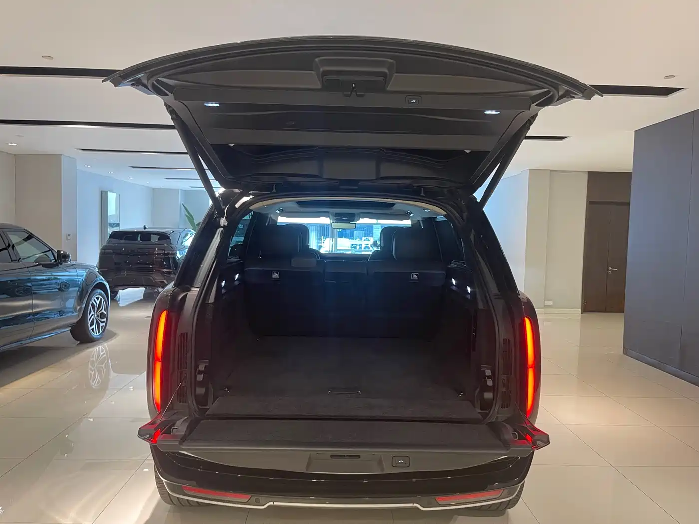 Land Rover Range Rover 2024 3.0 L6 400PS Genesis Extended фото 6