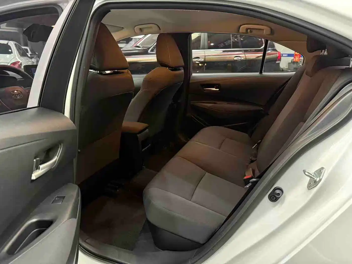 Toyota Corolla 2021 Hybrid 1.8L E-CVT Pioneer Edition фото 7