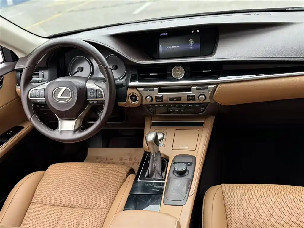 Lexus ES 2015 300h Comfort Edition фото 17