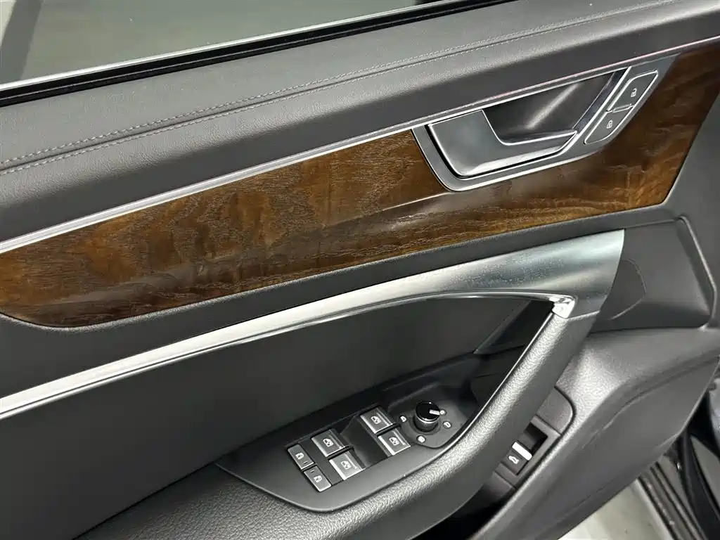 Фото 12 - Audi A6L