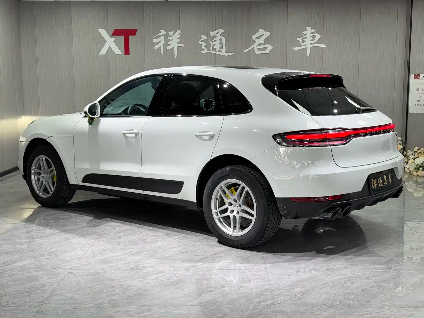 PORSCHE MACAN