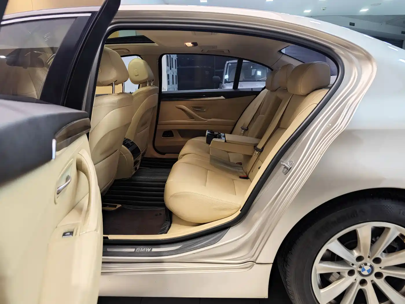BMW 5 Series 2014 520Li Elegance фото 23