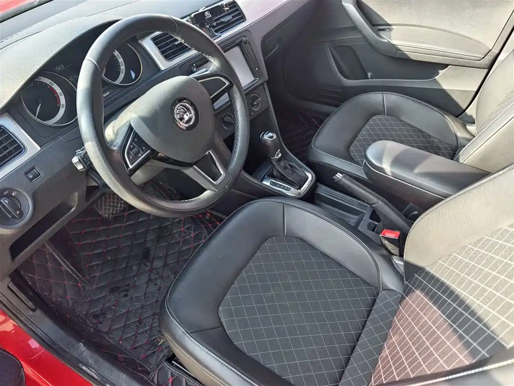 Škoda Skoda Rapid Spaceback 2018 1.6L Automatic Comfort фото 12