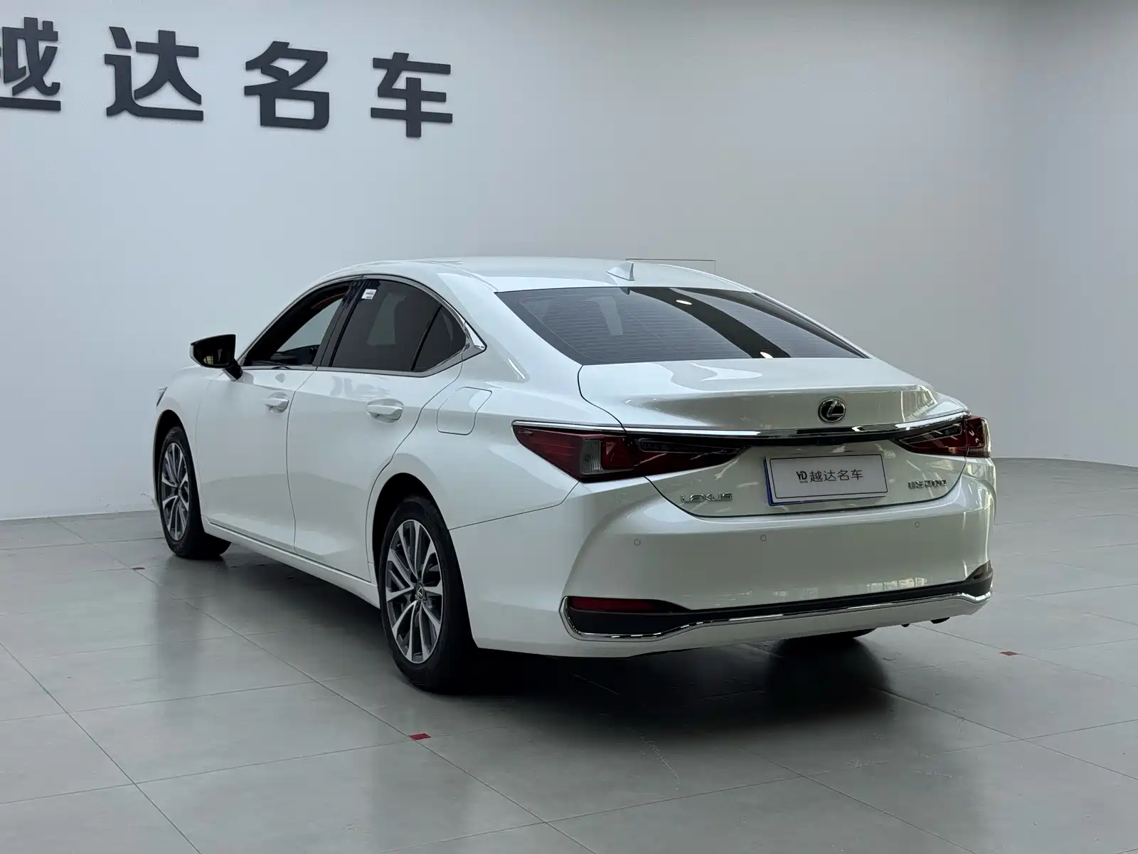 Фото 19 - Lexus ES