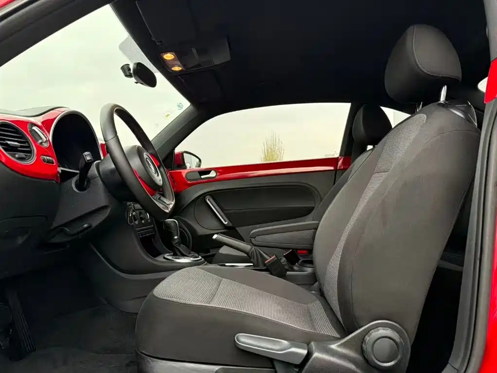 Volkswagen Beetle 2016 Model 180TSI Club Edition фото 4
