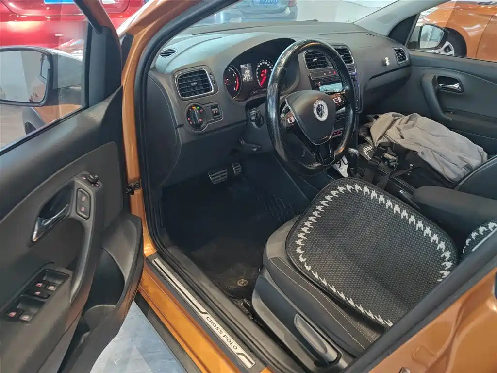 Volkswagen Polo 2016 1.6L Cross Polo Automatic фото 13