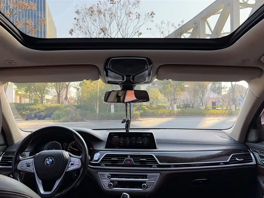 BMW 7 Series 2016 730Li Leading фото 9