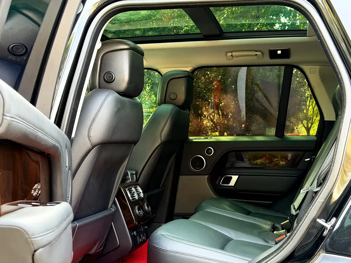 Land Rover Range Rover 2021 3.0 L6 Golden Age Edition фото 21