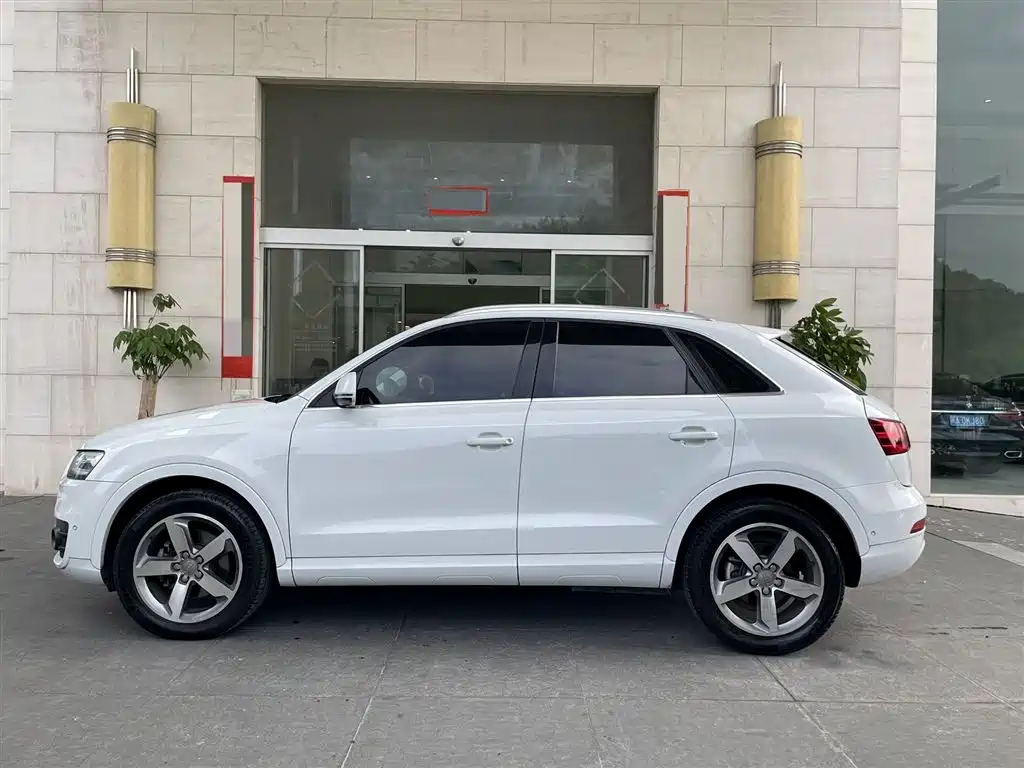 Audi Q3 2013 40 TFSI quattro Luxury Model фото 3