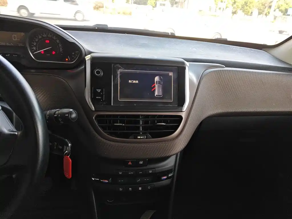 Peugeot 2008 2014 1.6L Automatic Fashion Edition фото 6