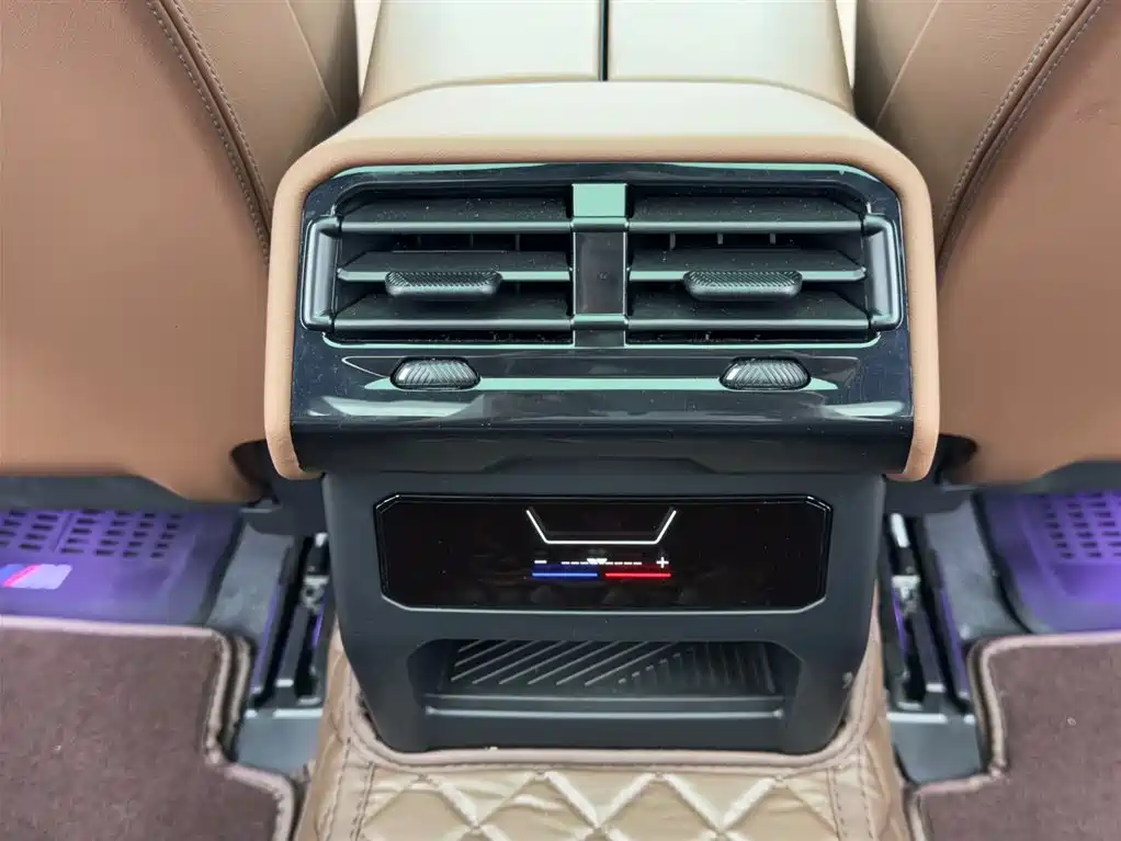 BMW 5 Series 2026 530Li Leading M Sport Package фото 13