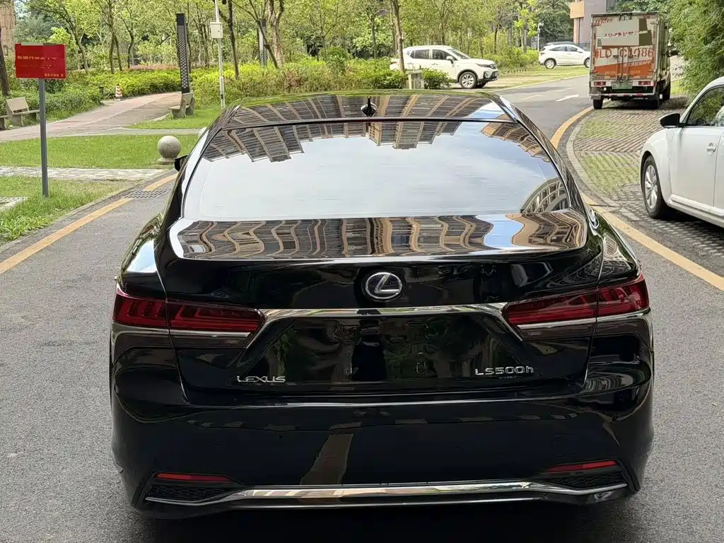 Фото 2 - Lexus LS