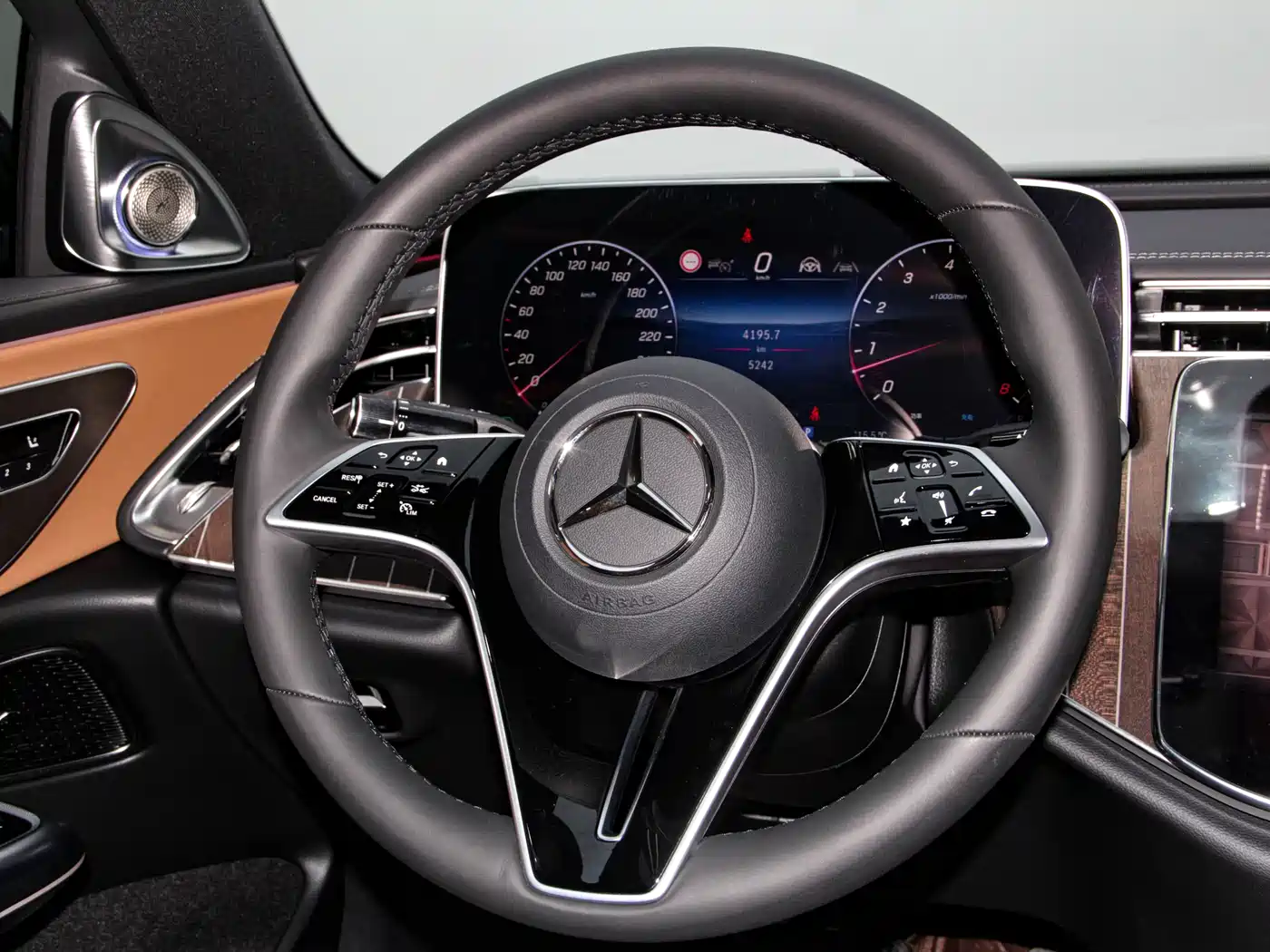 Mercedes-Benz E-Class 2025 E 300 L Fashion фото 26