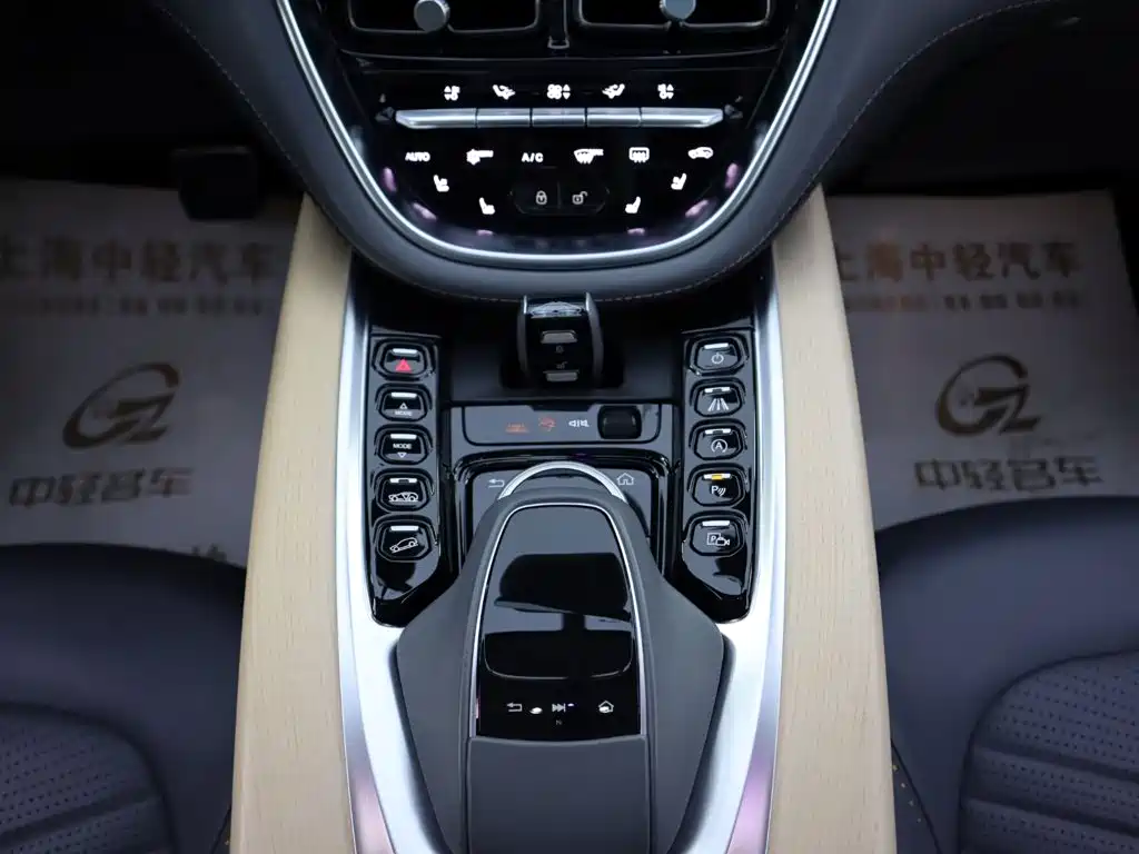 Фото 14 - Aston Martin DBX