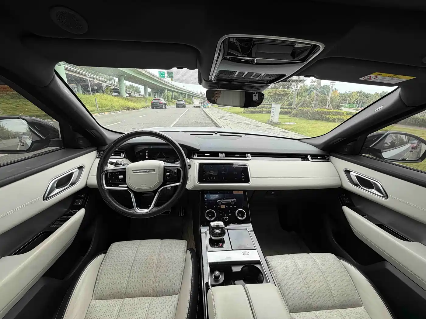 Фото 10 - Land Rover Range Rover Velar