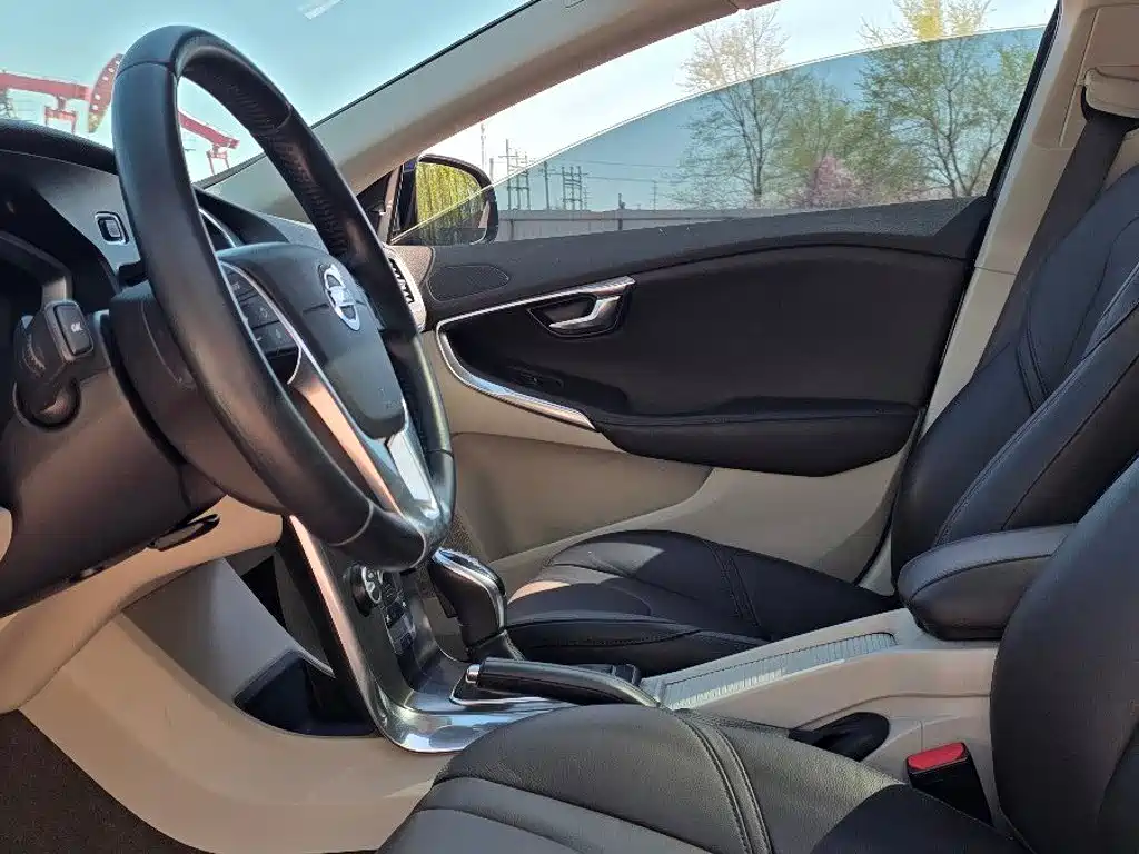Volvo V40 2013 2014 2.0T Zhiya Edition