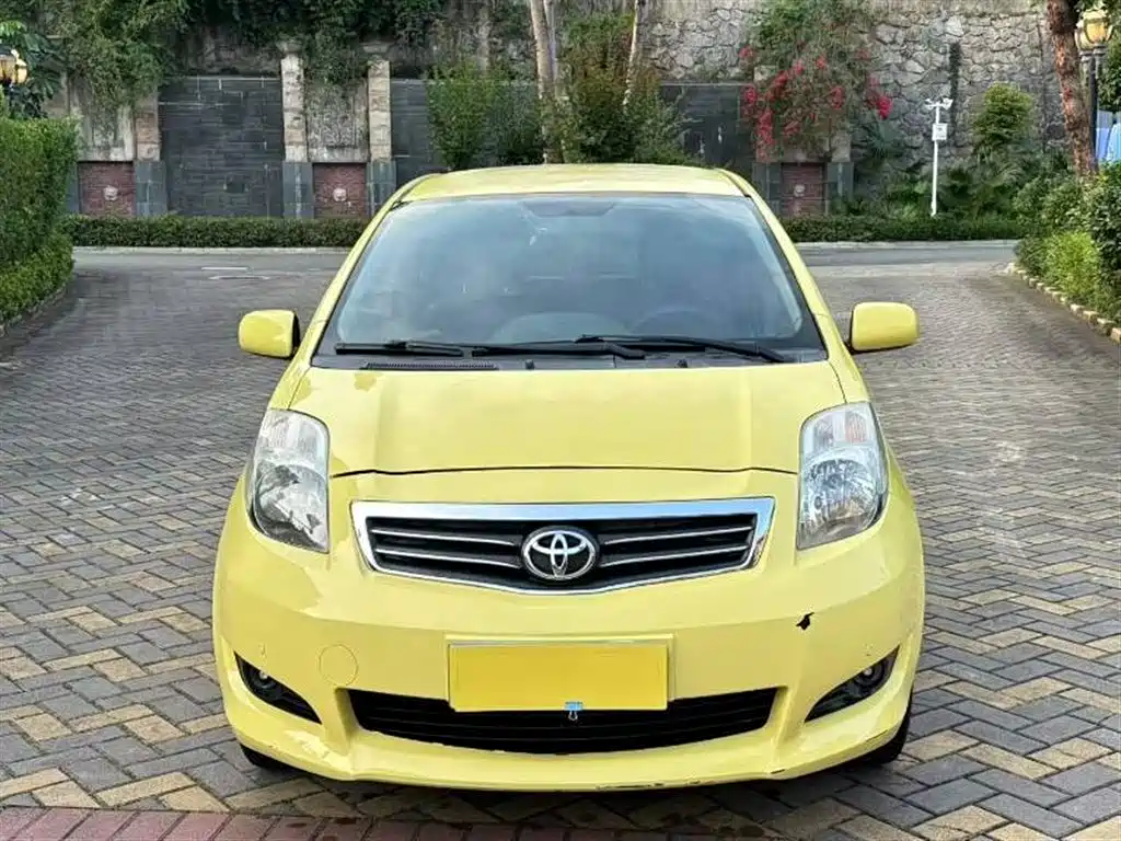Toyota Yaris 2011 1.6E Auto Charm Edition фото 2