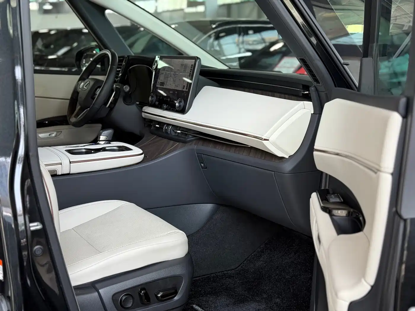 Lexus LM 2023 500h 6-Seater Prestige Edition фото 28