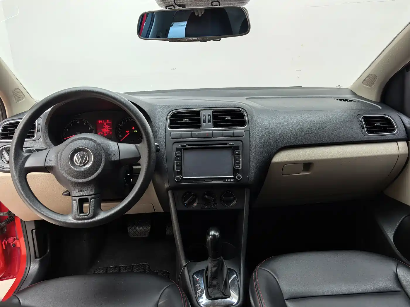 Volkswagen Polo 2013 1.6L Automatic Comfort Edition фото 16