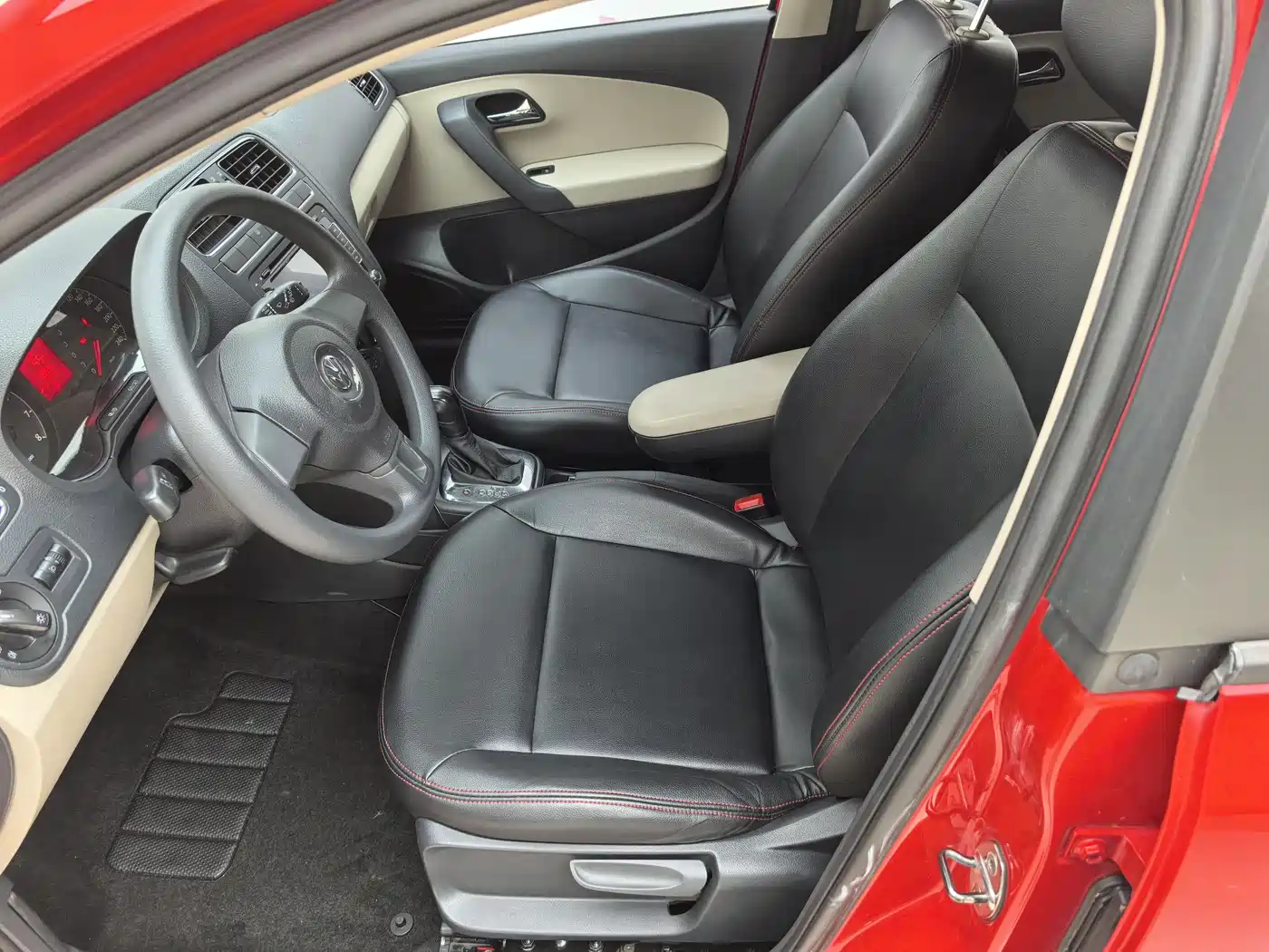 Volkswagen Polo 2013 1.6L Automatic Comfort Edition фото 8