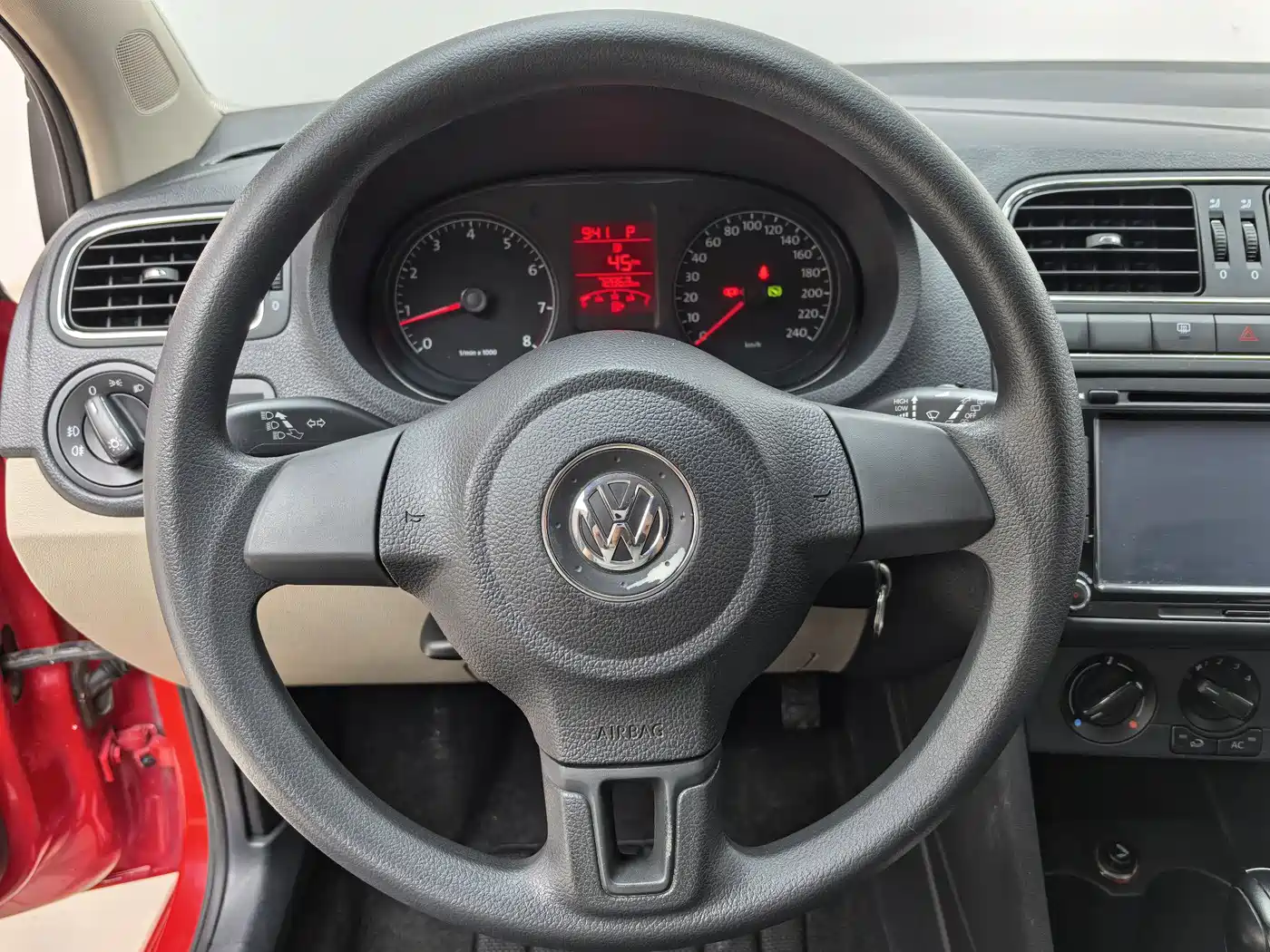 Volkswagen Polo 2013 1.6L Automatic Comfort Edition фото 12