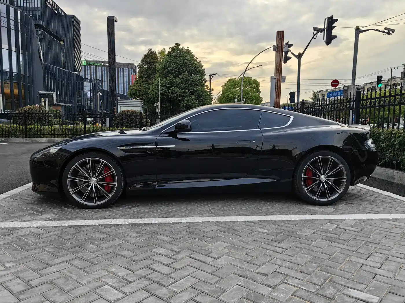 Aston Martin DB9 2014 2013 6.0L Coupe
