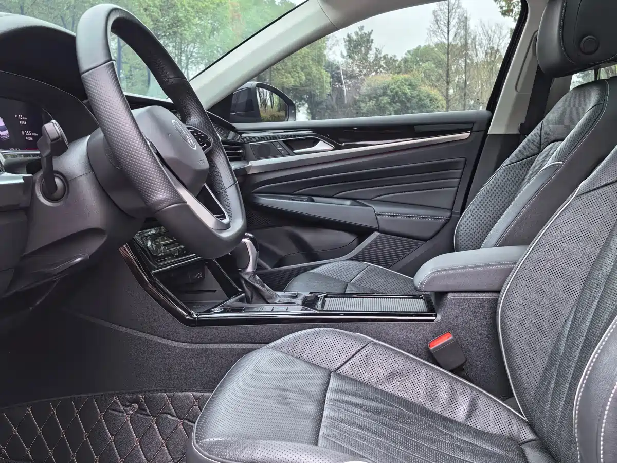Volkswagen Passat 2023 330TSI Starlight Luxury Edition фото 9