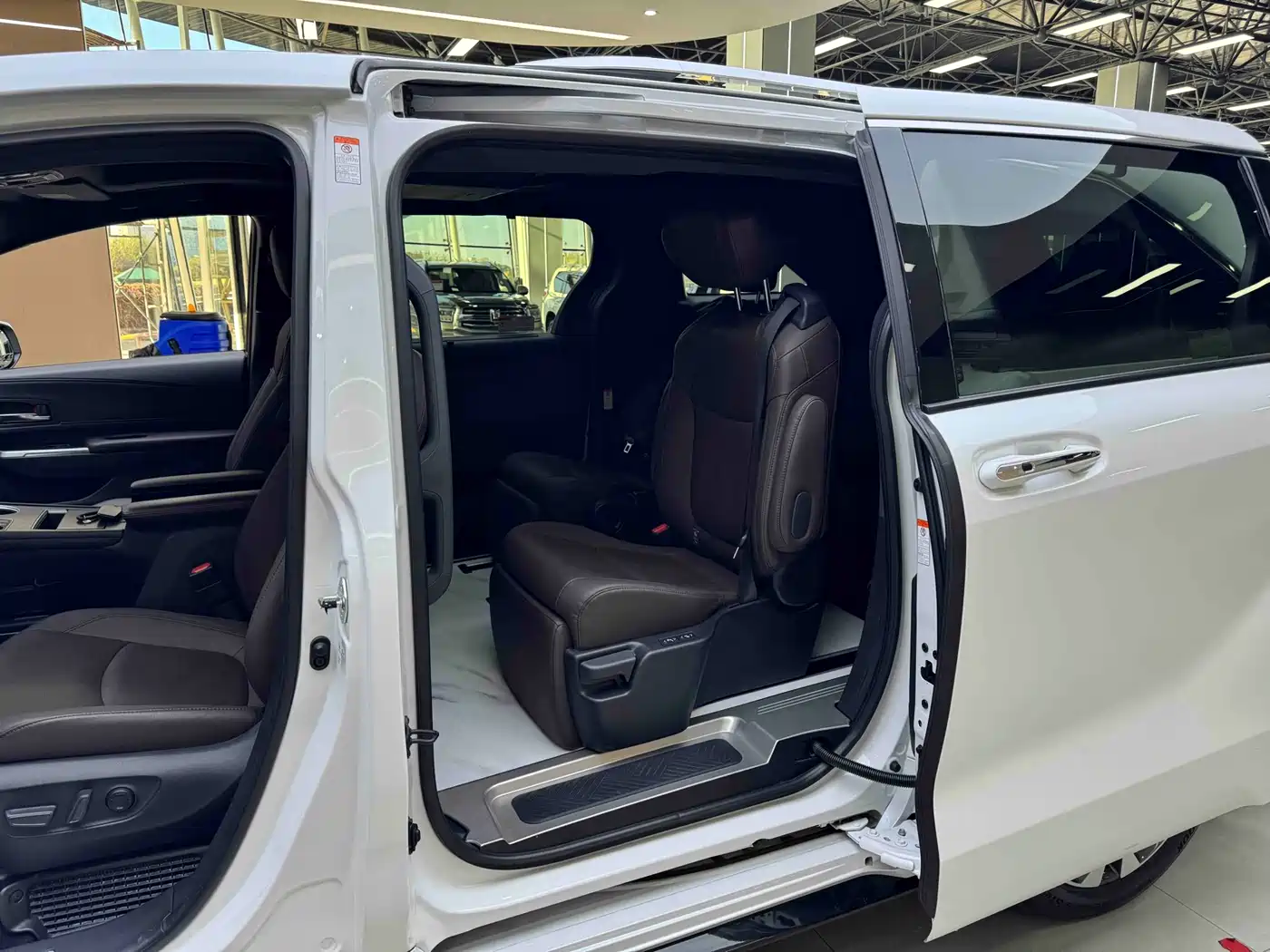 Toyota Granvia 2023 2.5L Hybrid Flagship VIP Edition фото 8