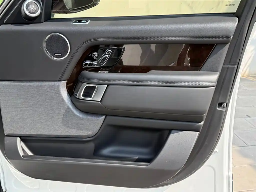 Land Rover Range Rover 2020 3.0 L6 Heritage Extended Edition фото 9